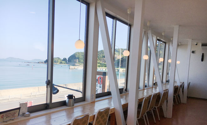 佐賀関白木海岸のレストランの店内画像